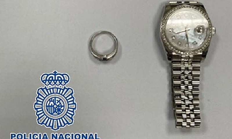 <span style='color:#780948'>ARCHIVED</span> - Swedish tourist arrested at Malaga airport after faking jewellery theft to claim on holiday insurance