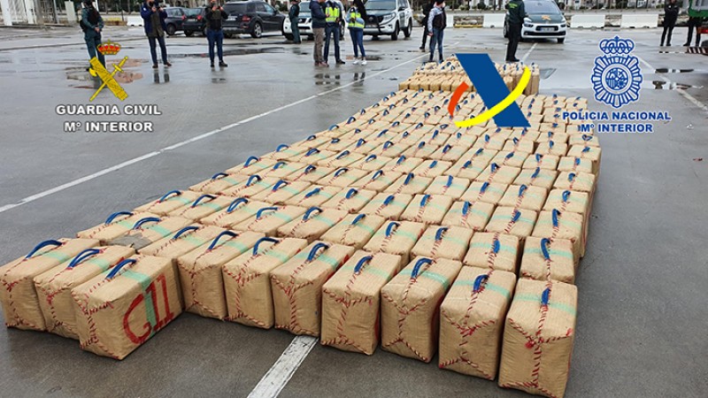 <span style='color:#780948'>ARCHIVED</span> - More than 7 tonnes of hashish seized after police board drugs boat in Straits of Gibraltar, Cadiz