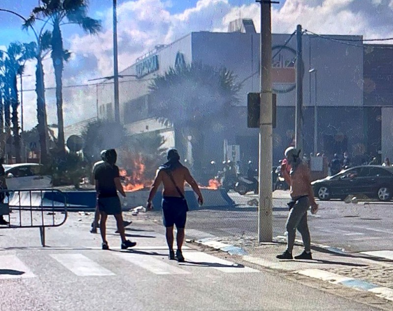 <span style='color:#780948'>ARCHIVED</span> - Two nights of rioting in La Linea, Cadiz, following the deaths of two local men