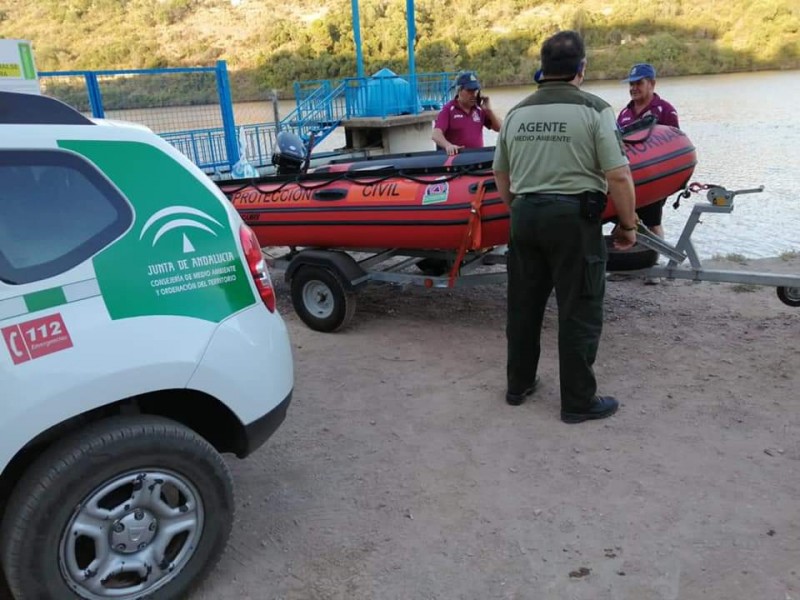 <span style='color:#780948'>ARCHIVED</span> - Griffon vulture rescued by kayak in Hornachuelos, Córdoba