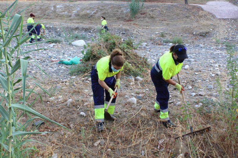 <span style='color:#780948'>ARCHIVED</span> - Fuengirola employs 17 women to carry out flood-prevention work