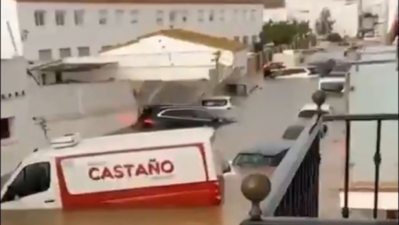 <span style='color:#780948'>ARCHIVED</span> - Video captured: the incredible moment wall falls on cars in Huelva floods