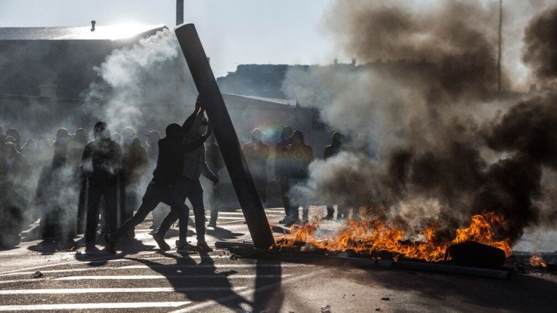 <span style='color:#780948'>ARCHIVED</span> - Throwing rocks from the picket lines: Cadiz metal workers strike turns violent