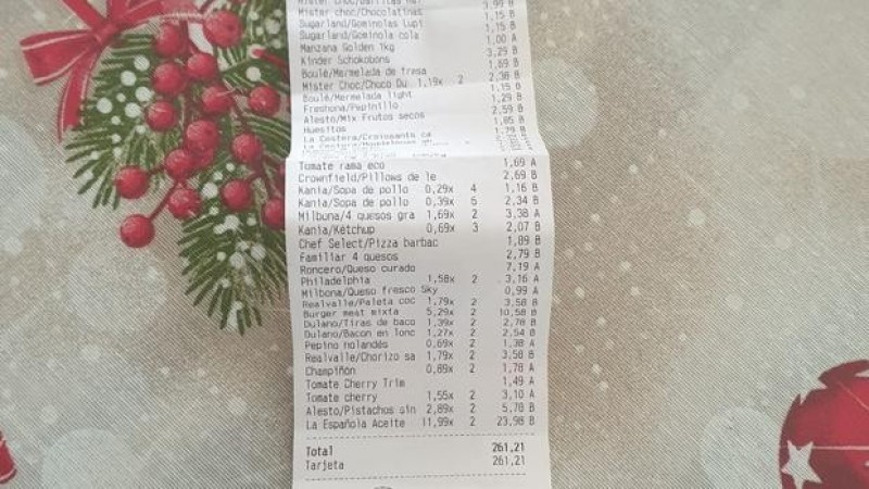 <span style='color:#780948'>ARCHIVED</span> - Stranger stuns homeless woman in Sevilla with trolley full of shopping