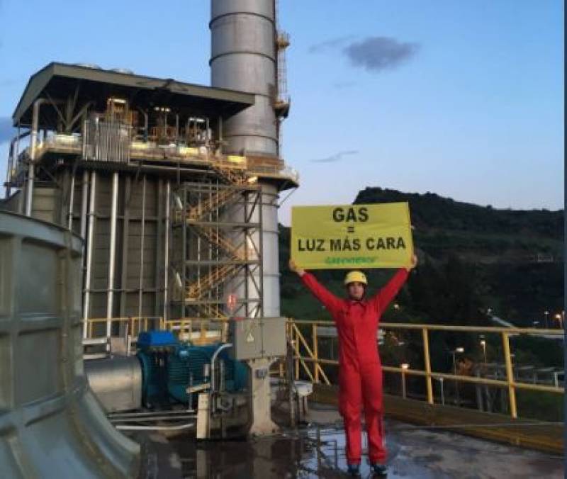 <span style='color:#780948'>ARCHIVED</span> - Greenpeace activists scale Malaga power plant accused of using Russian oil