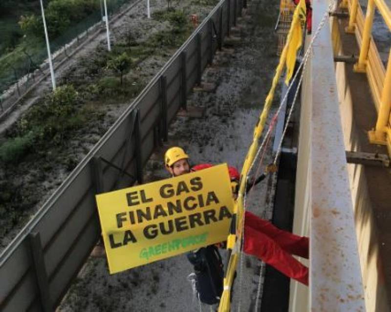 <span style='color:#780948'>ARCHIVED</span> - Greenpeace activists scale Malaga power plant accused of using Russian oil