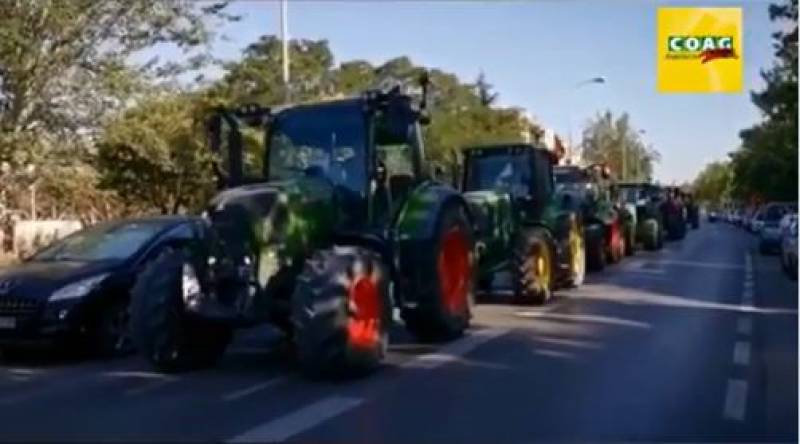 <span style='color:#780948'>ARCHIVED</span> - Tractor protest against rising fuel and electricity prices hits the streets of Granada