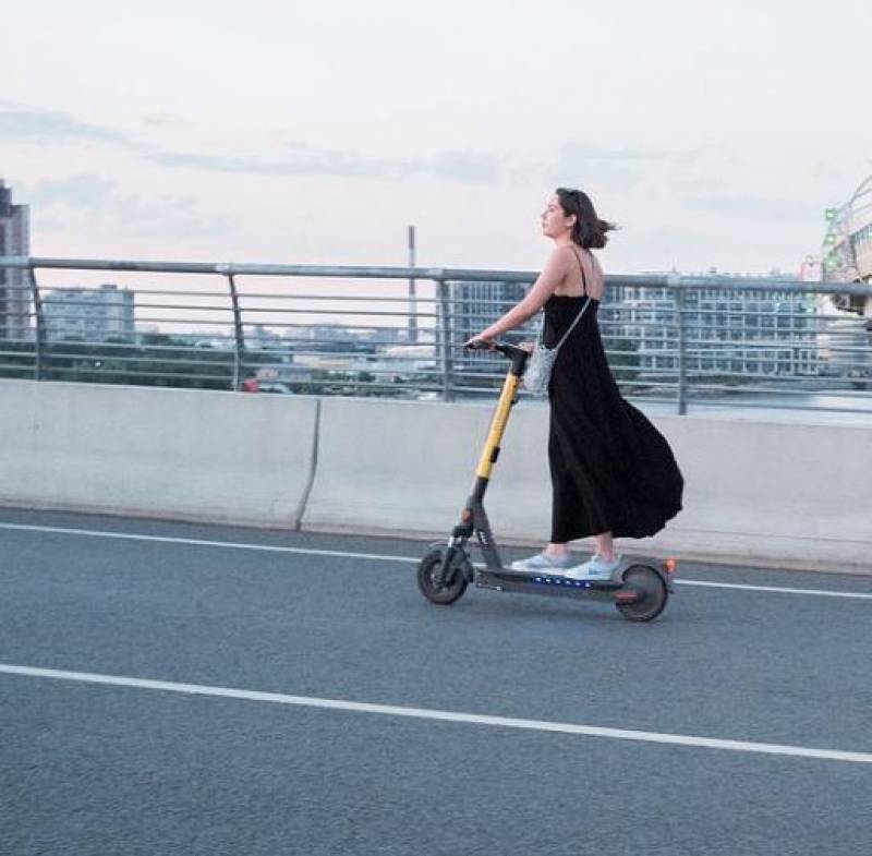 <span style='color:#780948'>ARCHIVED</span> - WATCH: Woman caught riding electric scooter on Malaga motorway