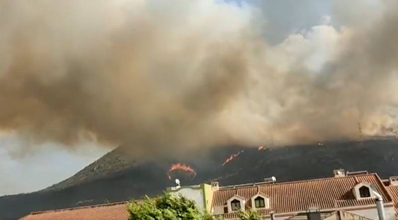 <span style='color:#780948'>ARCHIVED</span> - Large forest fires threaten Huelva and Granada, Andalusia