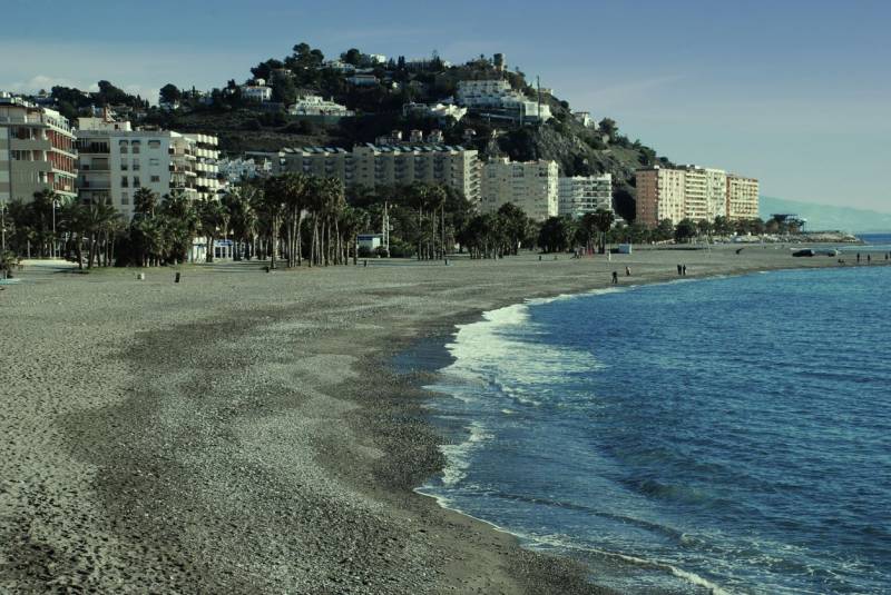 <span style='color:#780948'>ARCHIVED</span> - Mysterious green stain appears in the sea on several Granada beaches