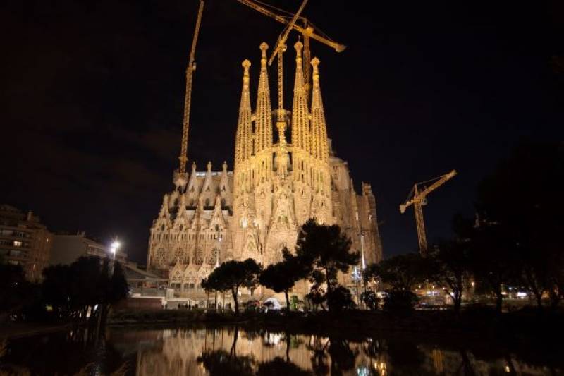 Monuments and shop displays in Spain told to switch off lights at 10pm to save energy
