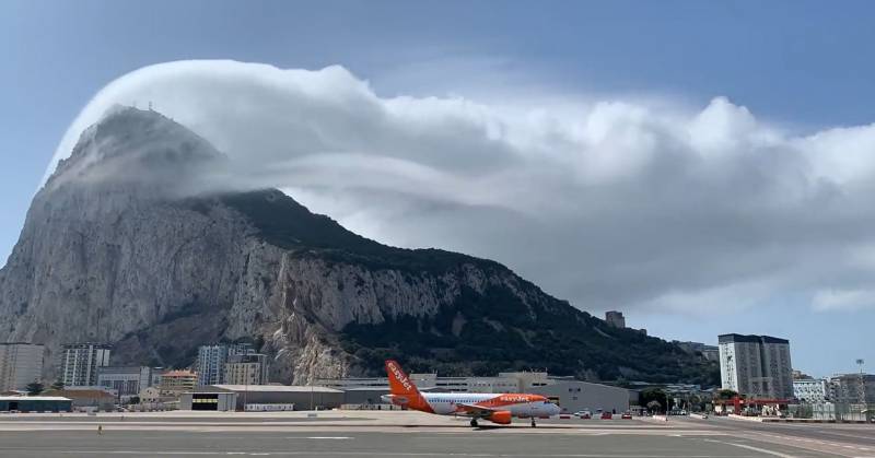 <span style='color:#780948'>ARCHIVED</span> - Incredible images show Levante cloud sweeping over the Rock of Gibraltar