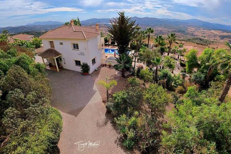 Run your own business in Spain: Top 3 bed and breakfast properties for sale in the Andalusia countryside