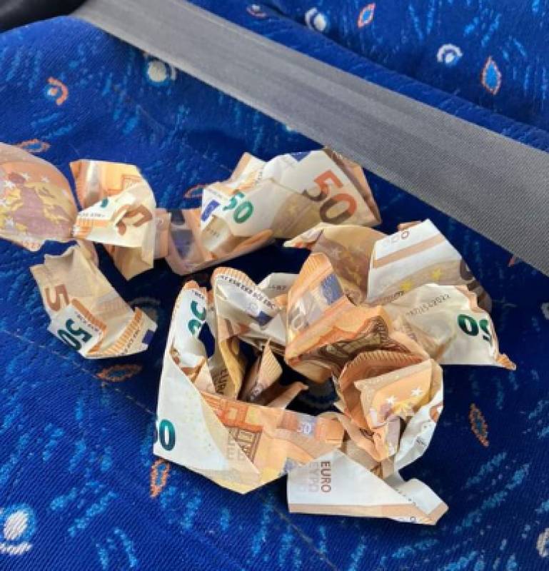 WATCH: Marbella motorway comes to a standstill as 50 euro notes litter the road