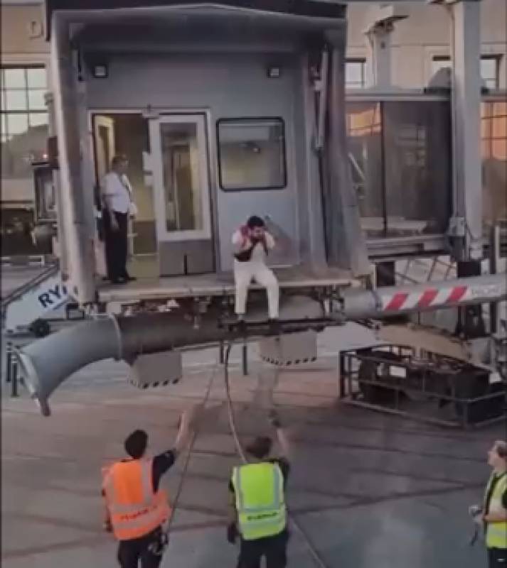 WATCH: Ryanair passenger falls off jet bridge attempting to catch Malaga flight