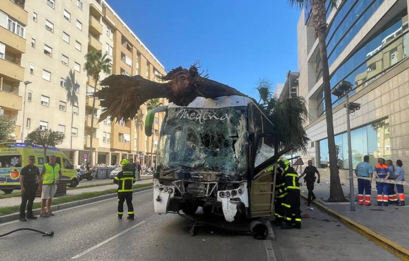 Three pedestrians dead and one critically injured in Cadiz after bus loses control
