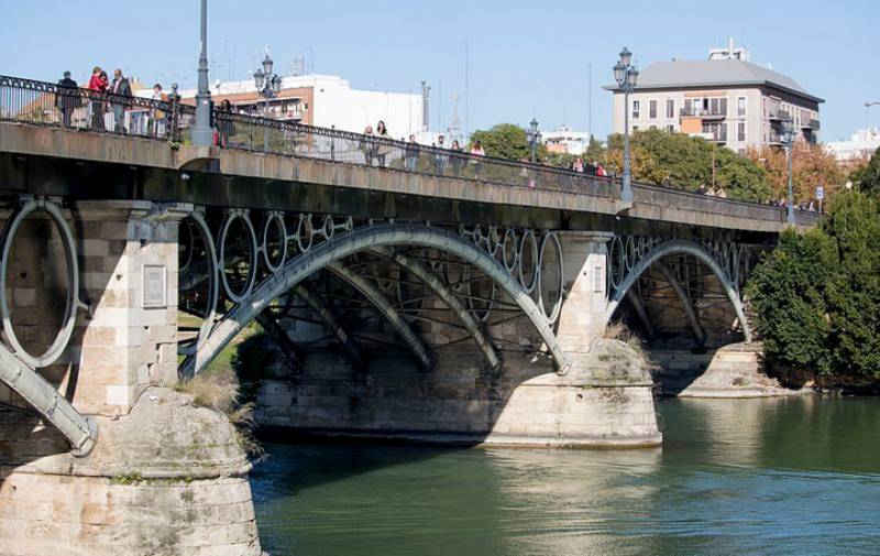 Irish tourist dies after jumping off bridge in Sevilla