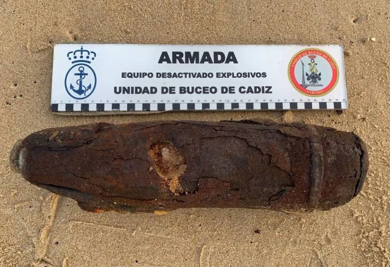 Cadiz bomb squad called in after tourist finds unexploded missile on the beach