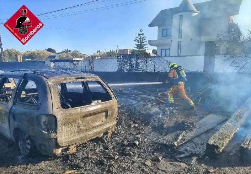 Torrevieja fire incinerates 12 parked cars