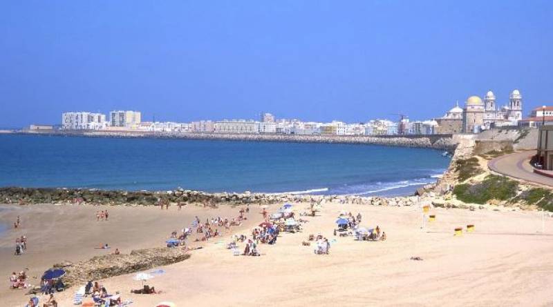 Cadiz beach evacuated after military explosive washes up