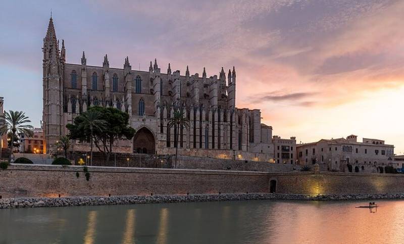 German tourist plunges to his death from Mallorca Cathedral