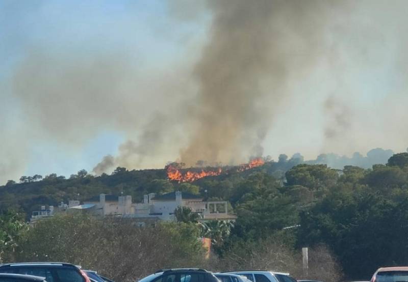 Video: Wildfire sweeps through Orihuela Costa golf course