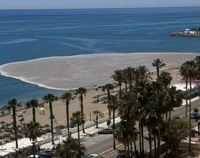 Sea stained brown near Benalmádena beach due to burst water pipe