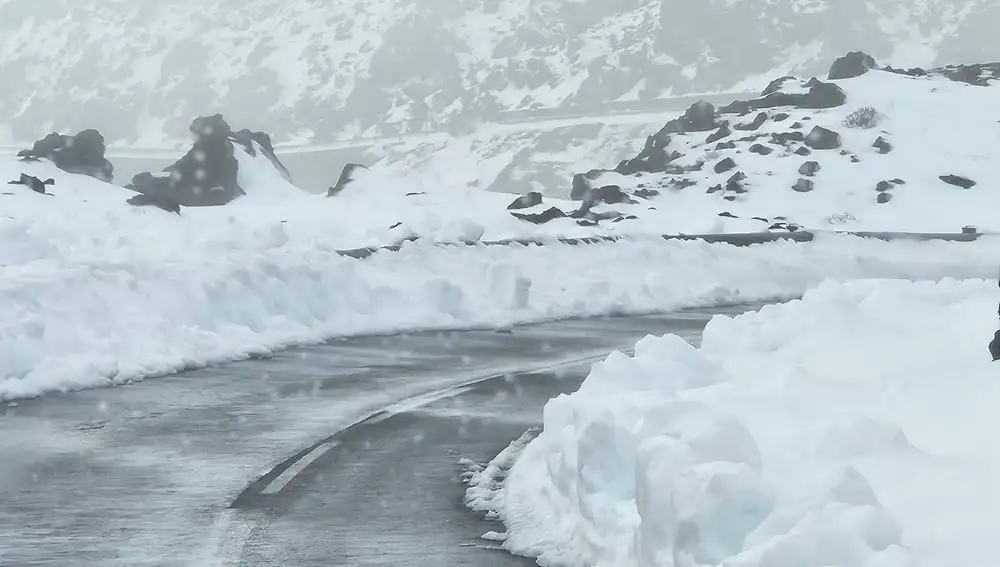 Storm Emilia blankets Teide in snow not seen since 2016