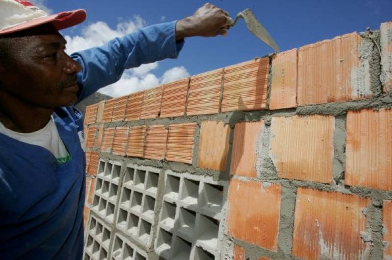 Podemos and PSOE sign deal to regularise status for 500,000 migrants in Spain