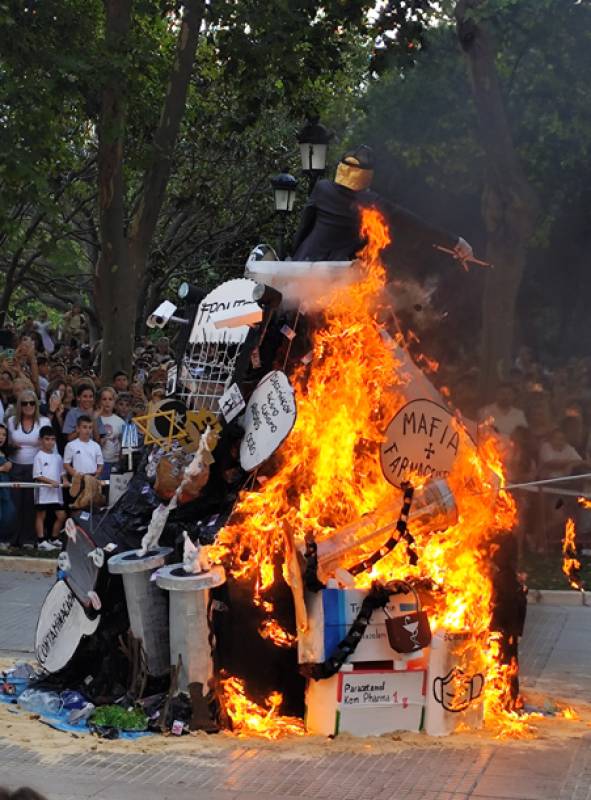 Cádiz burns its Juanillos: a night of fire, music and sharp political satire